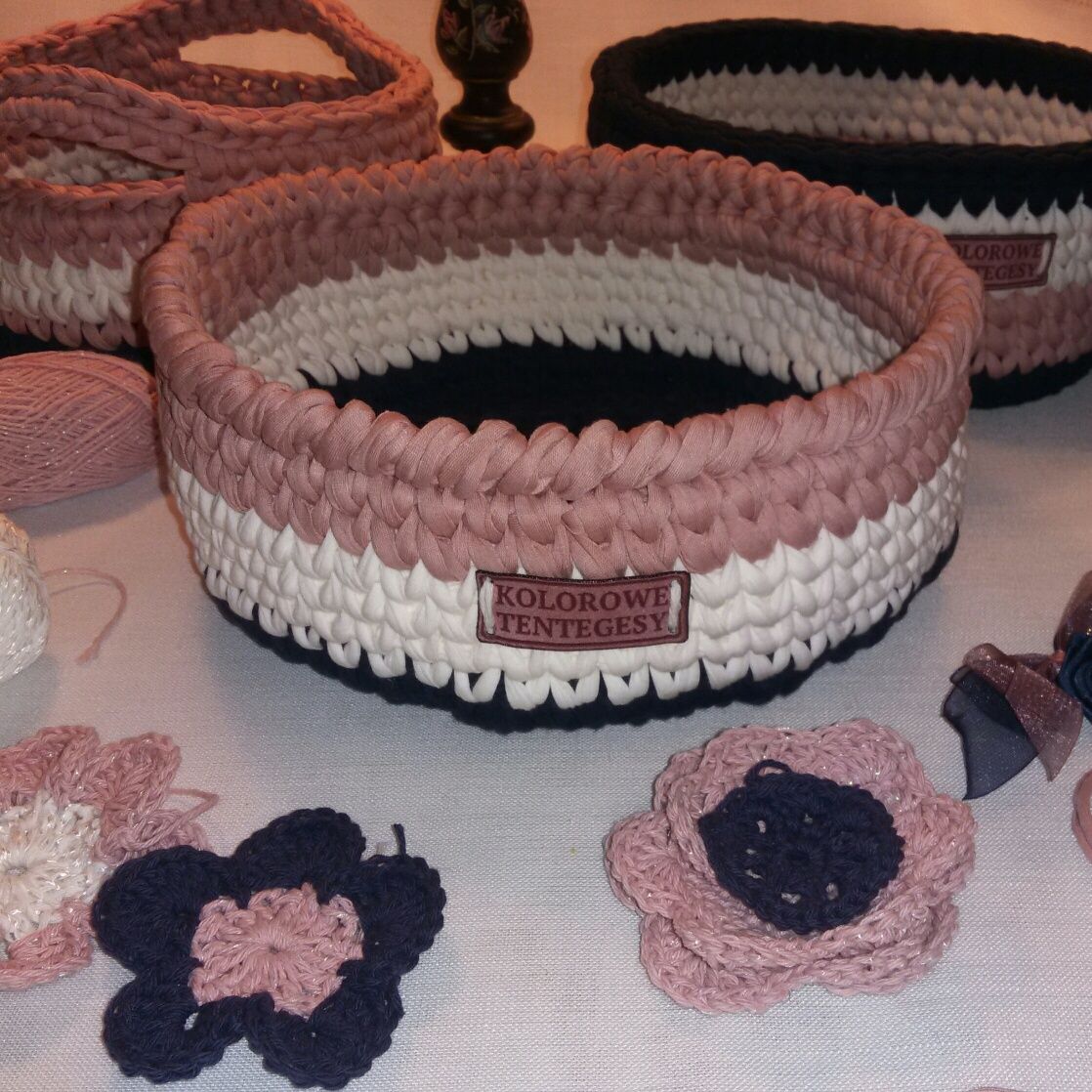 Koszyczek robiony na szydełku z bawełnianej przędzy Spagetti. Handmade