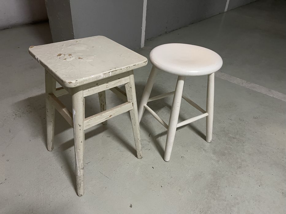 2 bancos de cozinha antigos, em madeira