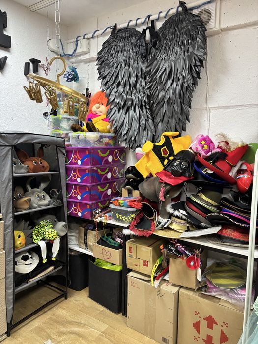 Розпродаж карнавальних костюмів