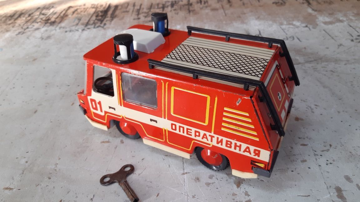 Машина пожарная и другие заводные игрушки