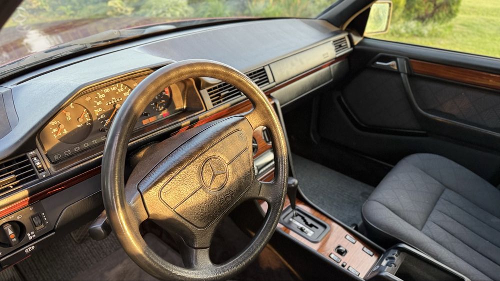 Mercedes E 124 automat