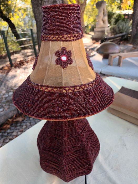 Candeeiro de mesa decorado com missangas