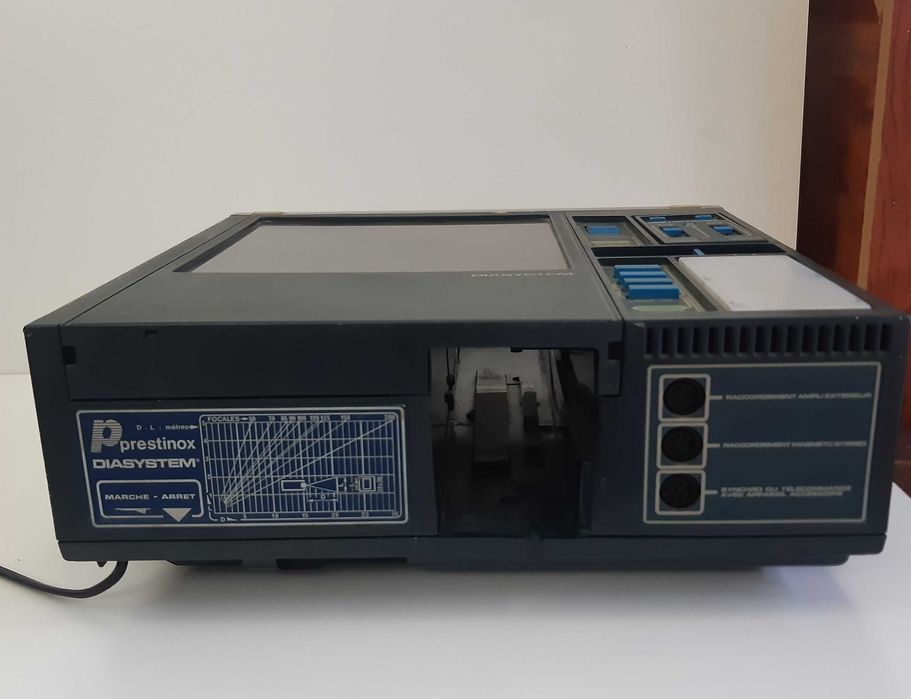 Vintage Retro-Projector and Functional Slide Viewer64551038838531123