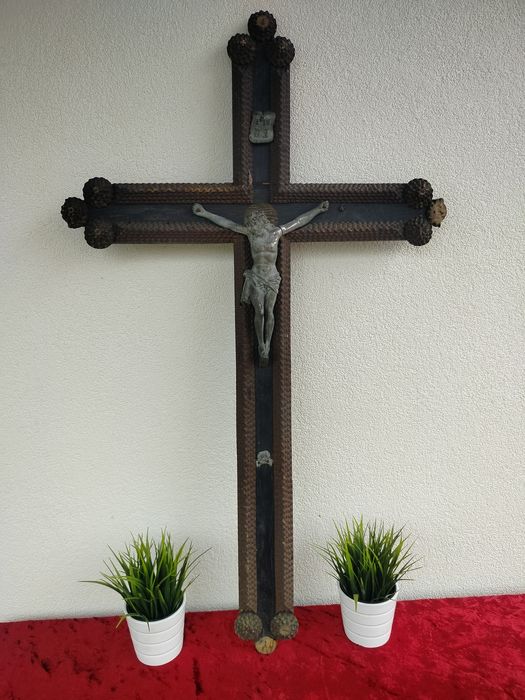 Stary duży drewniany krzyż tramp art