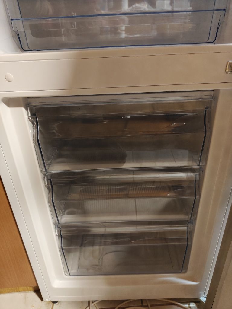 Sprzedam lodówkę hisense