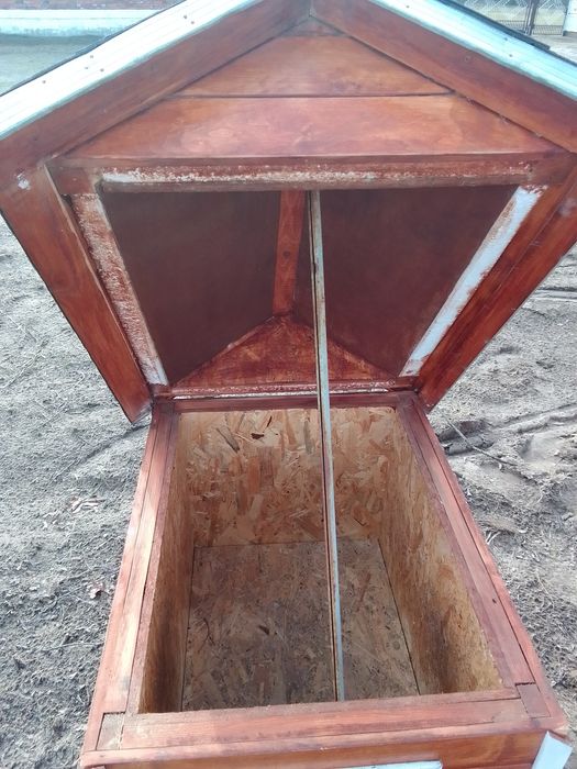 Buda dla psa solidnie wykonana.