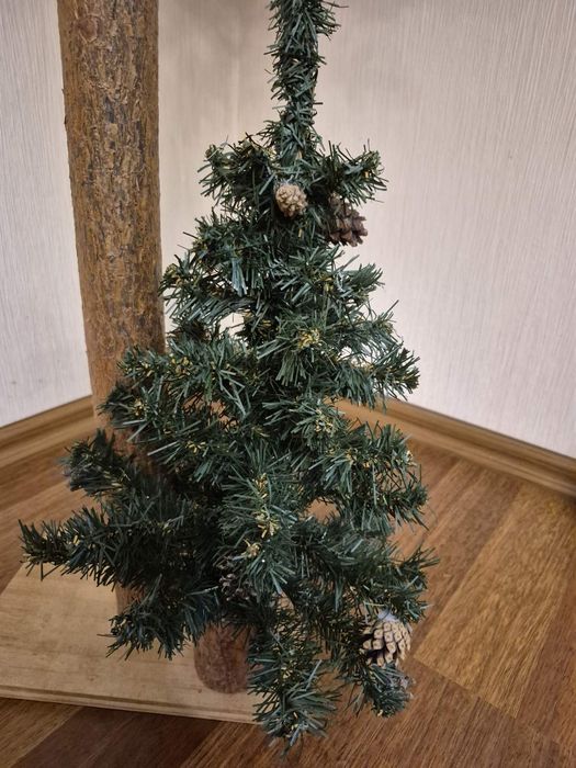 Ялинка лита на дерев'яній підставці.