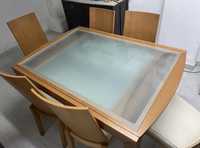 Mesa de madeira e vidro temperado