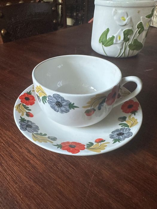 Chávena e pires em porcelana pintadaChávena e pires em porcelana pinta