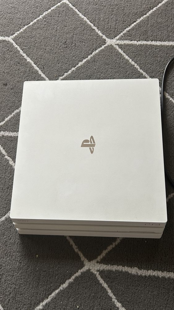 Konsola Ps4 Pro  i 2 Pady  wraz z stacją dokującą