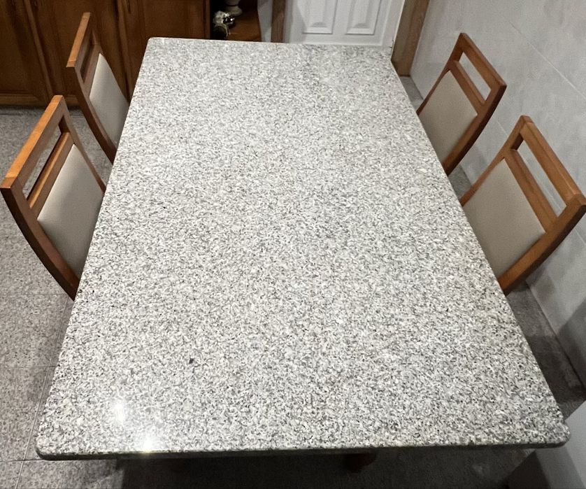 Cozinha em Castanho Maciço