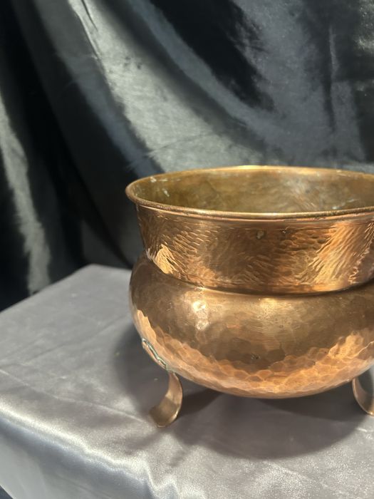 Kwietnik miedziany – ręcznie kuty – na trzech nogach