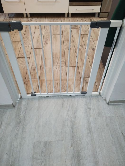 Bramka zabezpieczająca drzwi schody barierka safety 1st