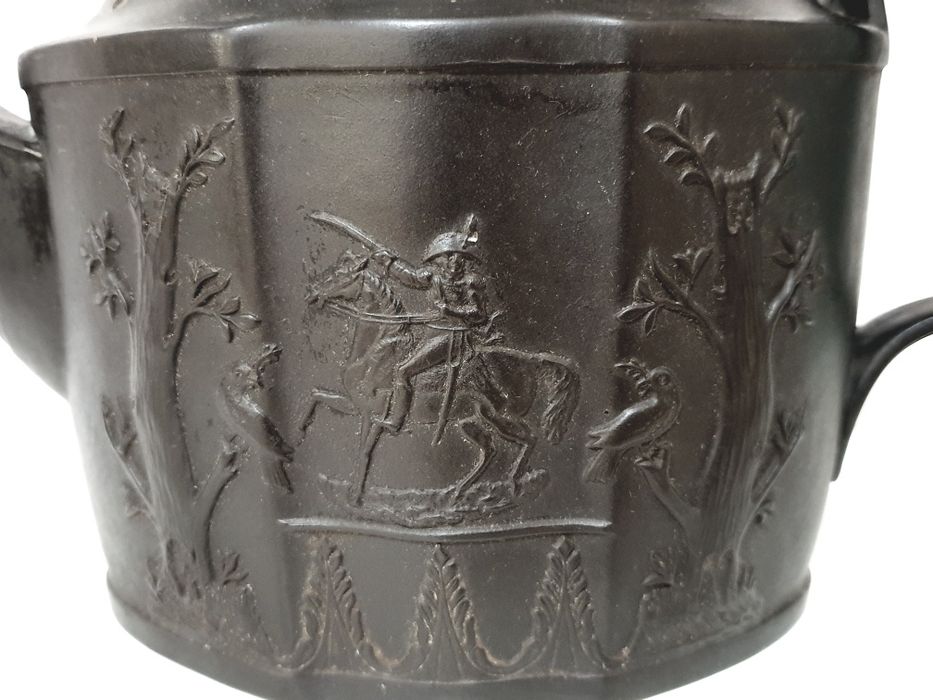 Raro antigo bule de chá inglês em basalto preto Sec. XIX