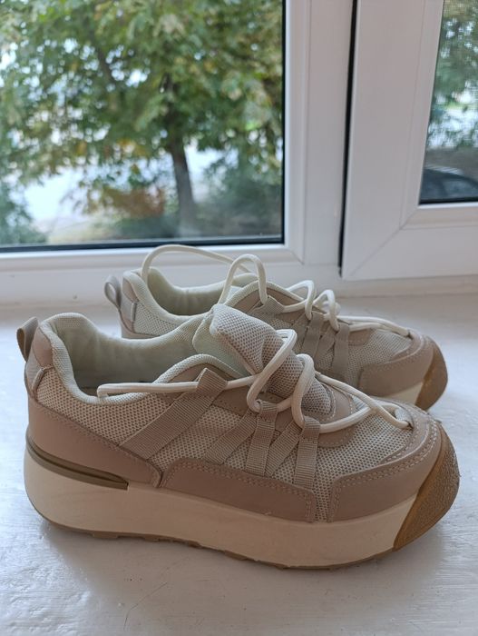 Стильні жіночі кросівки