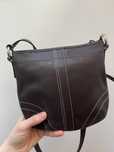 mała skórzana brązowa torebka vintage crossbody w stylu Coach