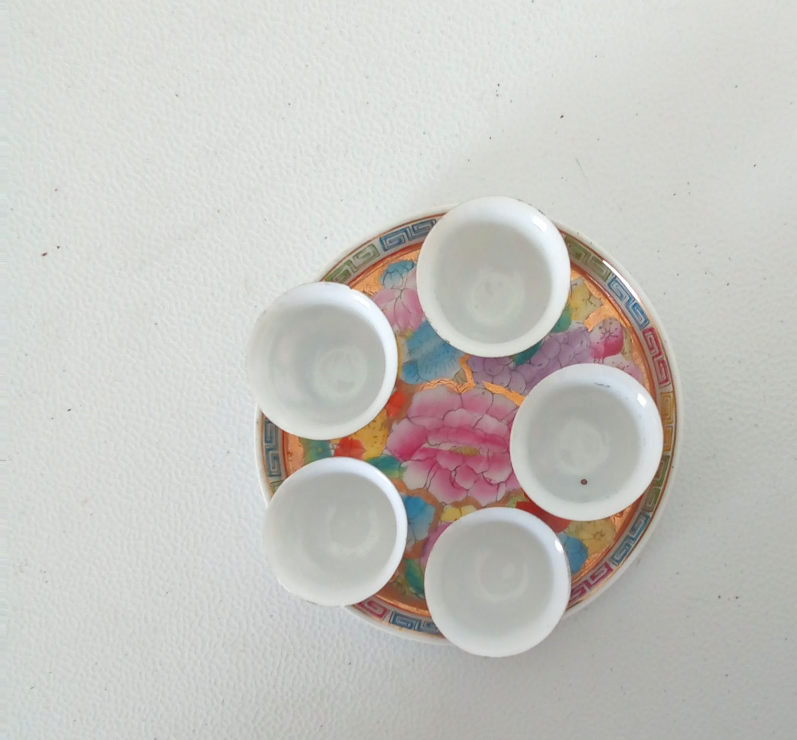 Conjunto de travessa e copos em porcelana chinesa