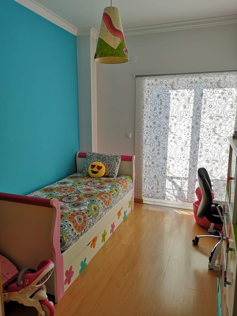 Quarto colorido de menina
