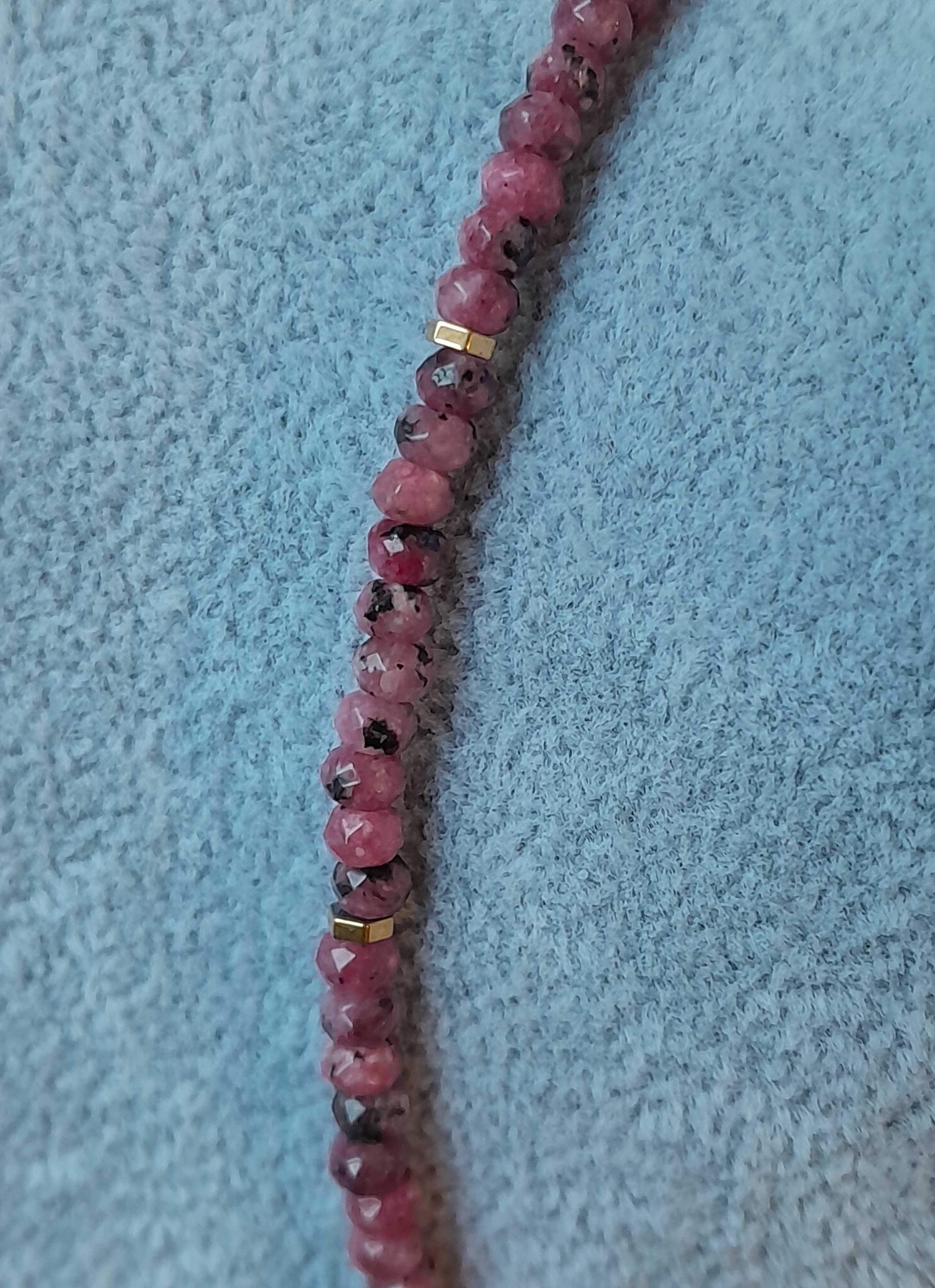 Pozłacany naszyjnik z naturalnego kamienia różowego jaspisu.