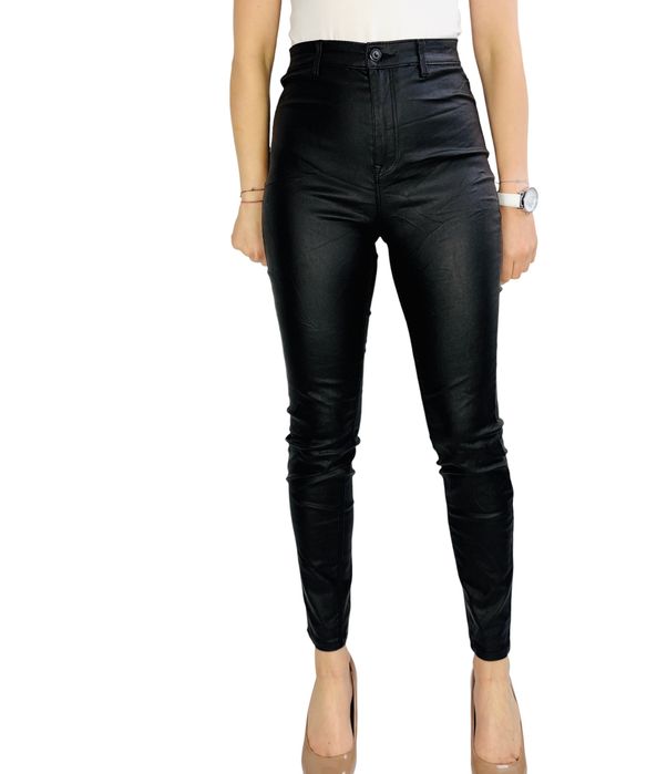 Czarne spodnie z imitacji skóry S 36 Stradivarius