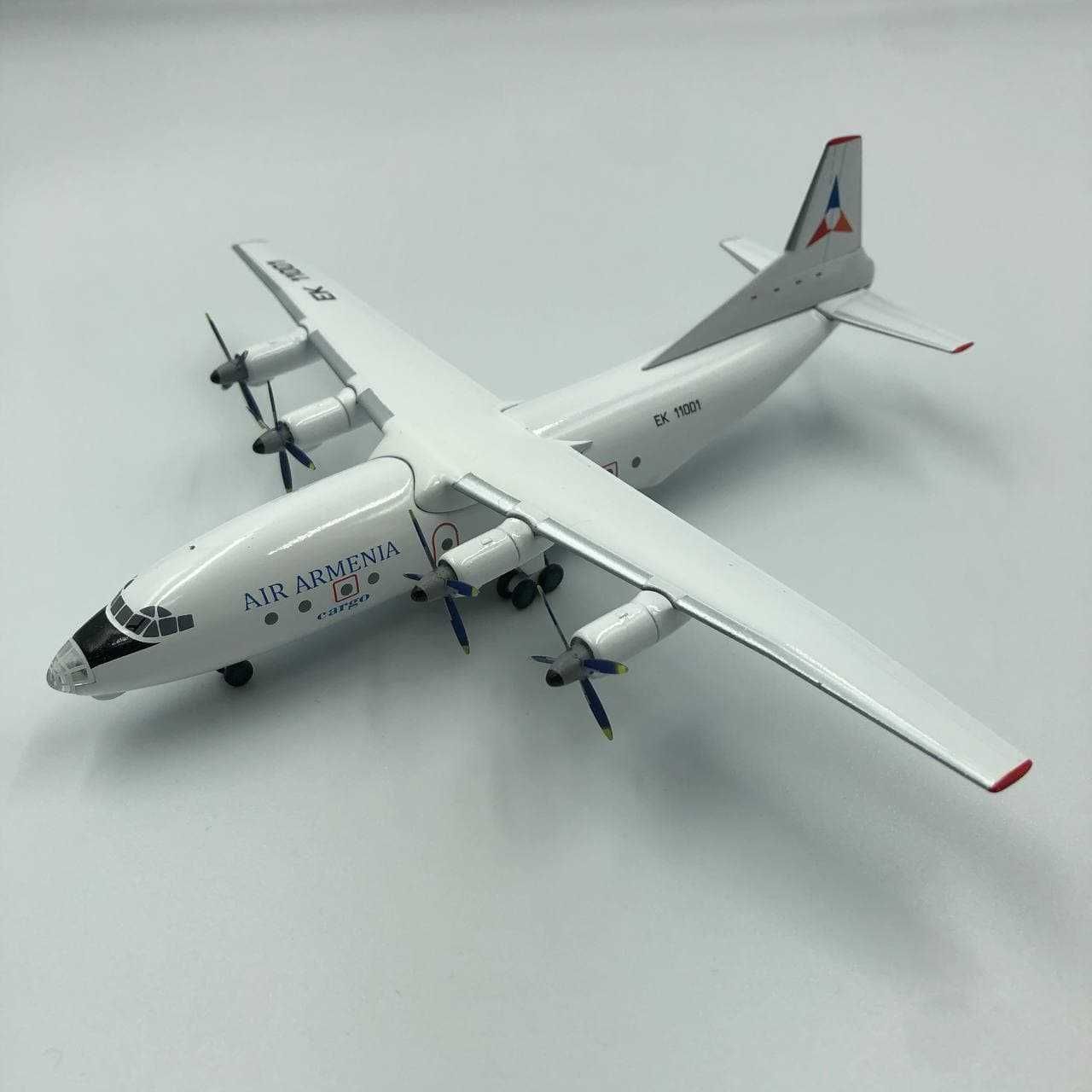 Коллекционная модель самолета Ан-12 масштаб 1:200 (19 см) Херпа