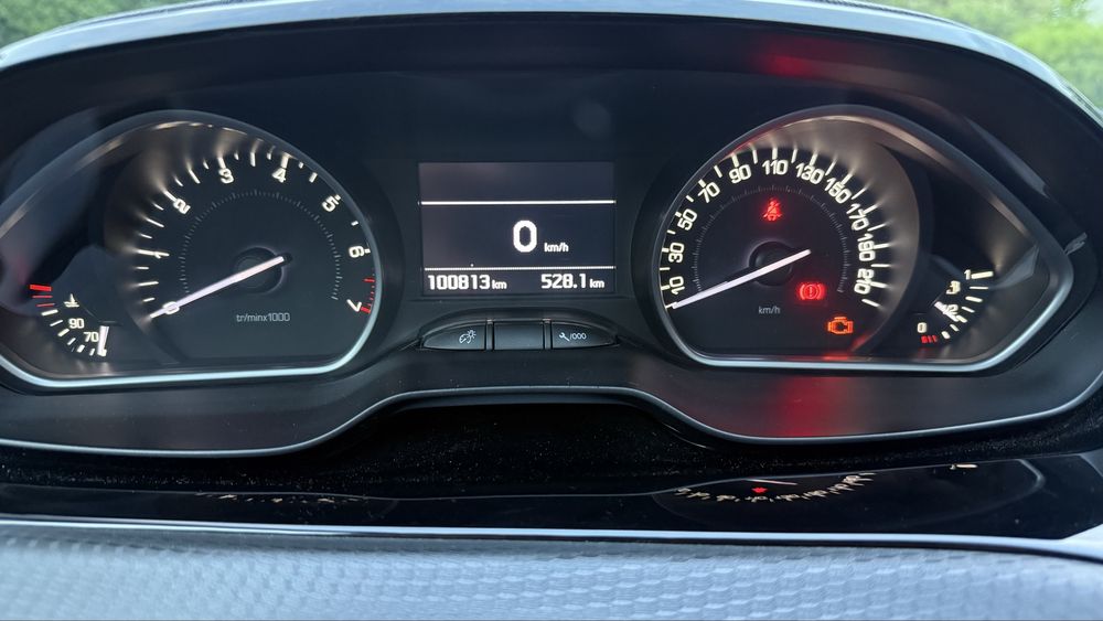 Peugot 208 allure 1.2 110 km panorama