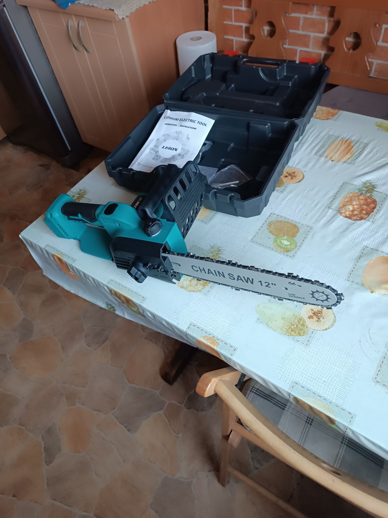 Pilarka łańcuchowa 12" na akumulator Makity do obcinania gałęzi i kona