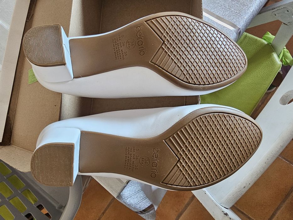 Sapatos brancos almofadados