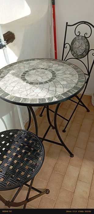 Mesa de jardim ou varanda com duas cadeiras praticamente novas