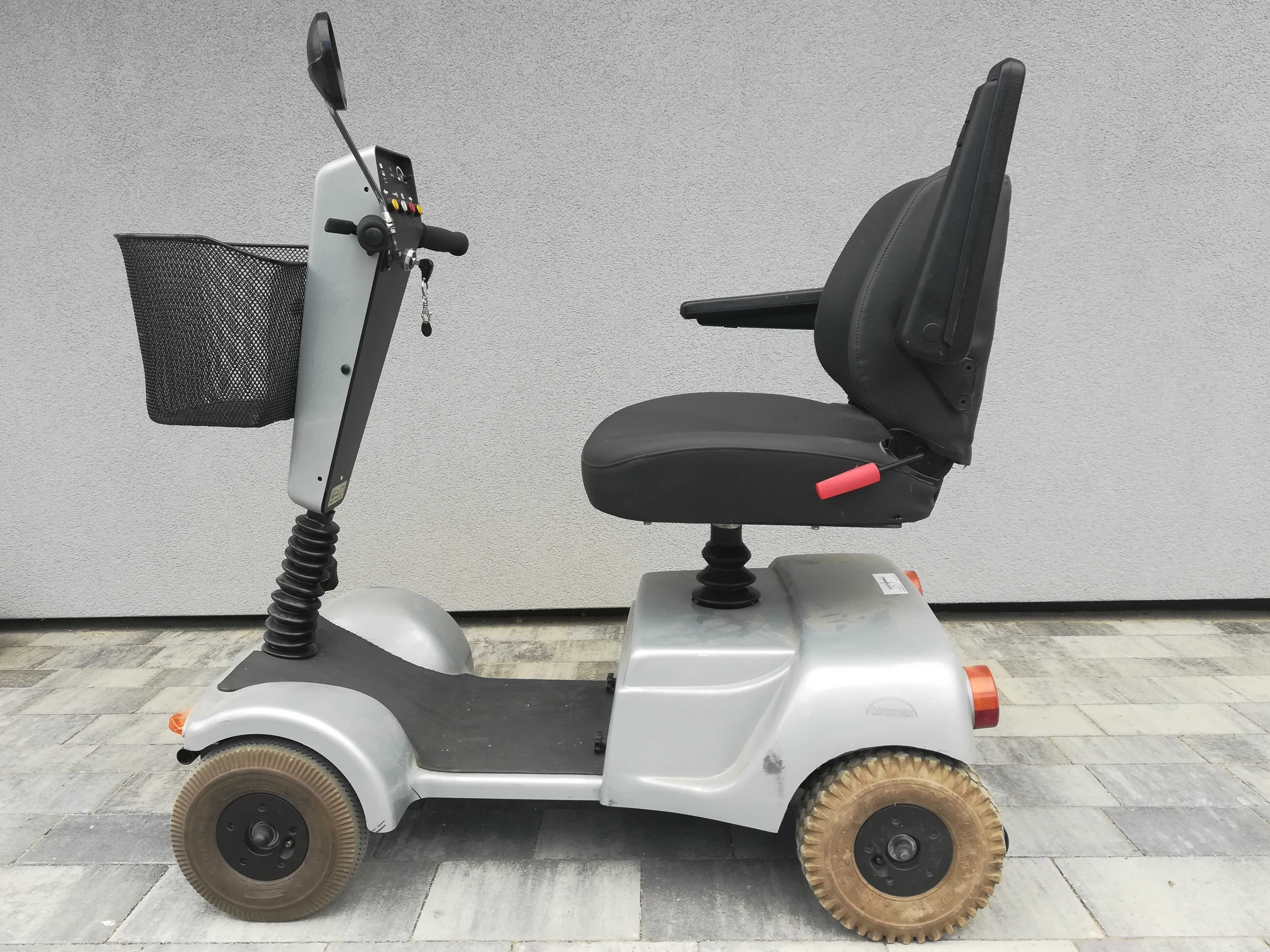 Elektryczny wózek inwalidzki, skutet