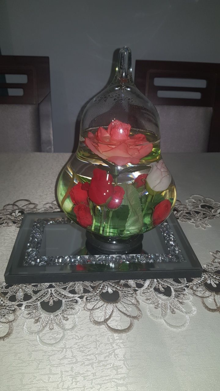 Dekoracja szklanna kula z wodą i kwiatami
