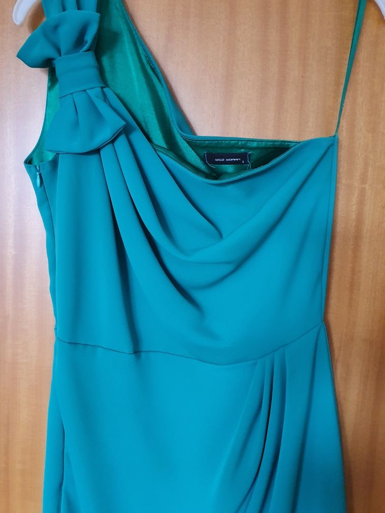 Vestido simétrico com laço verde