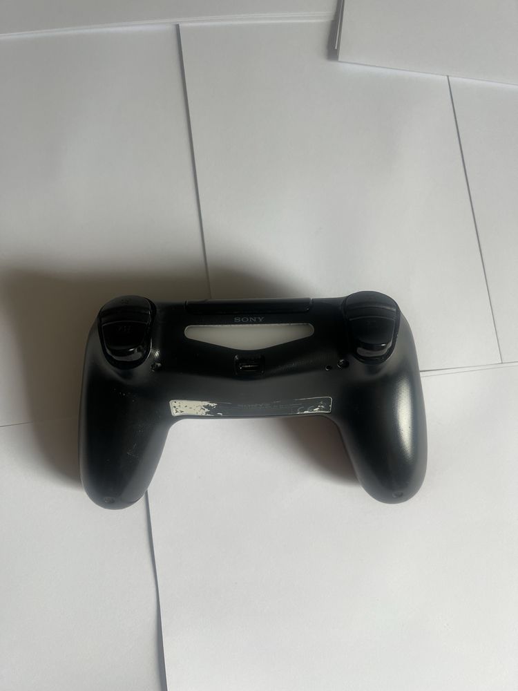 PS4 z padem, zasilaczem oraz kablem do ladowania pada