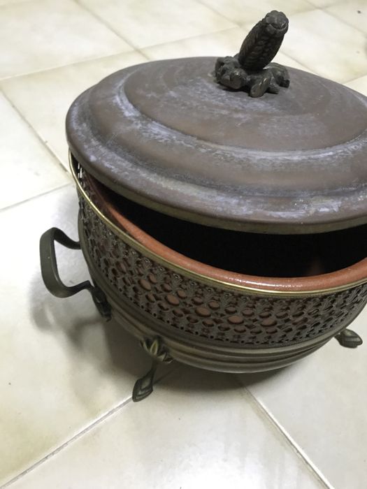 Pot with silver-plated shell and lid, accompanied by a clay container inside64309855760257121