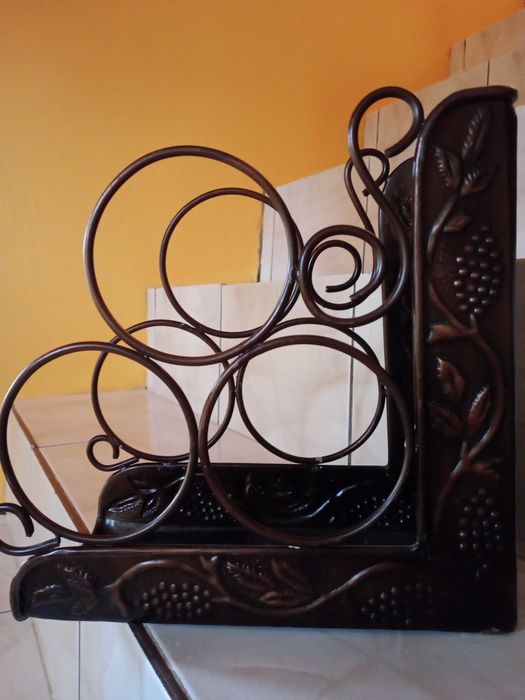 stylowy stojak na wino