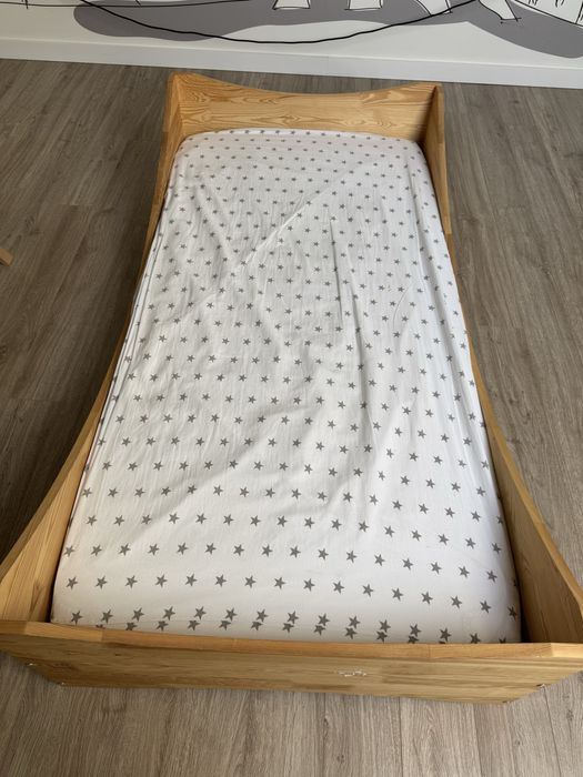 Łóżko - skrzynia drewniana ze stelażem