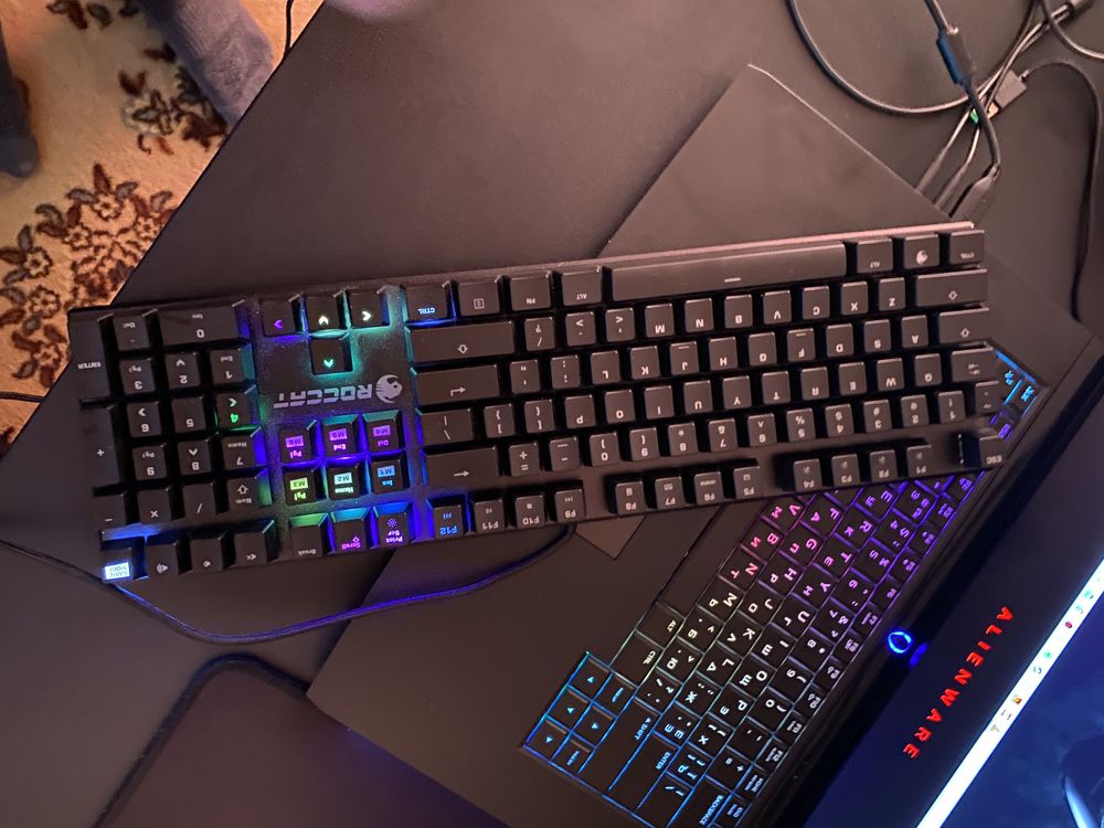 Игровая механическая клавиатура Roccat Suora RGB FX