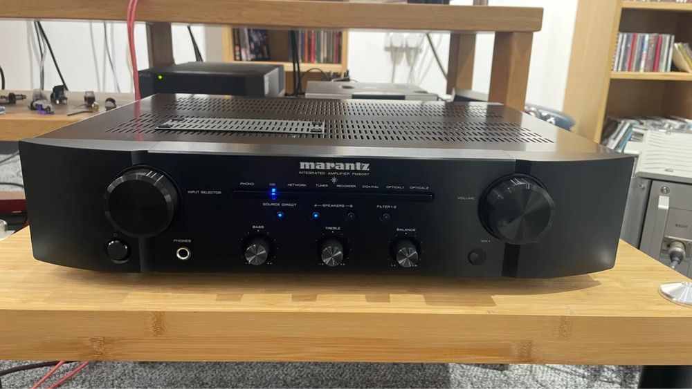 Amplificador Marantz PM6007 preto