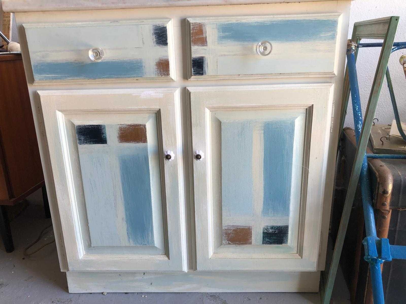 Movel aparador de cozinha ou Sala, muita arrumação.