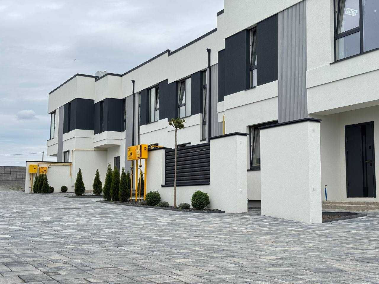 Продам котедж з міськими комунікаціями на Щасливому
