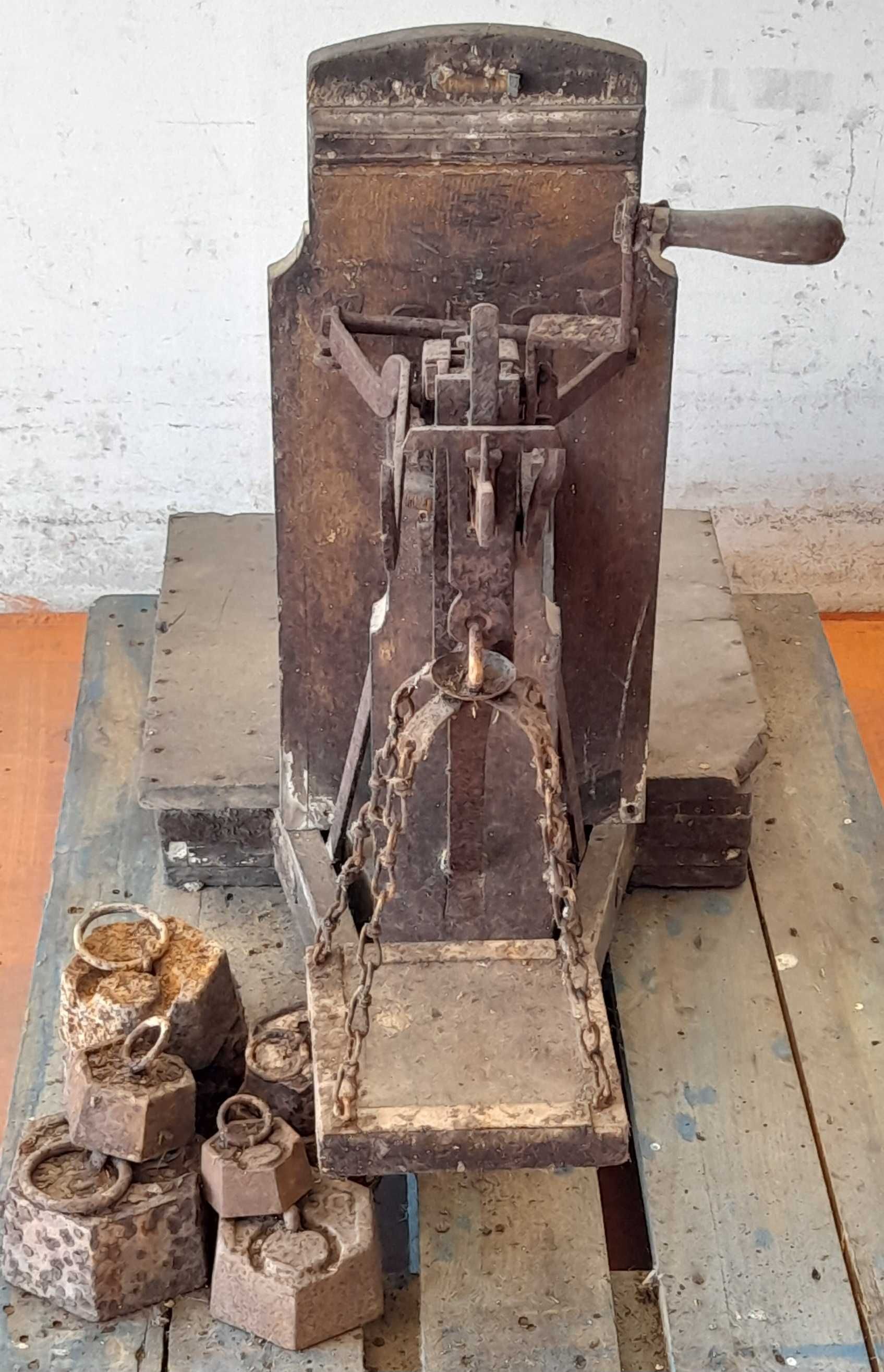 Balança Decimal Muito Antiga em Madeira c/ os Pesos