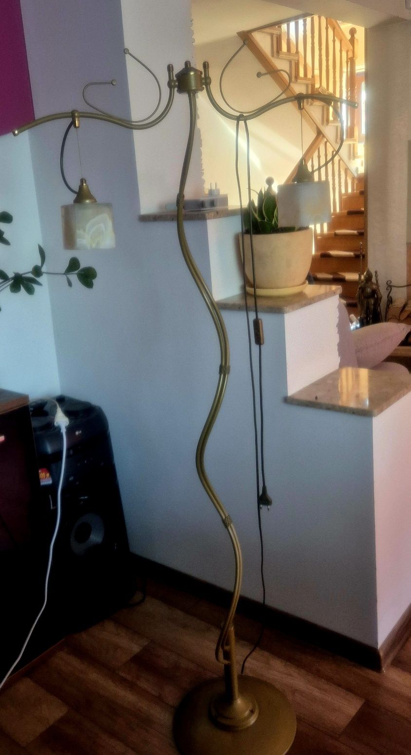 Lampa stojąca w stylu retro