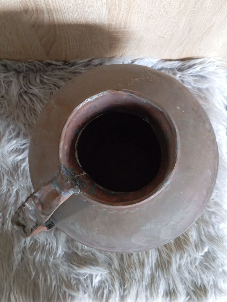 Zabytkowy metalowy dzban