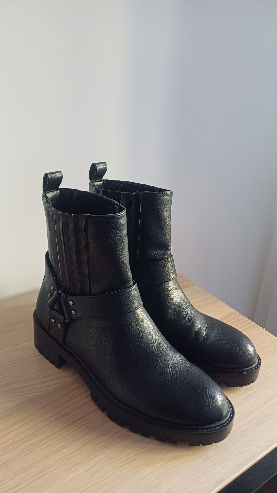 Botins Com Pormenor Metálico (Parfois)-39
Produto