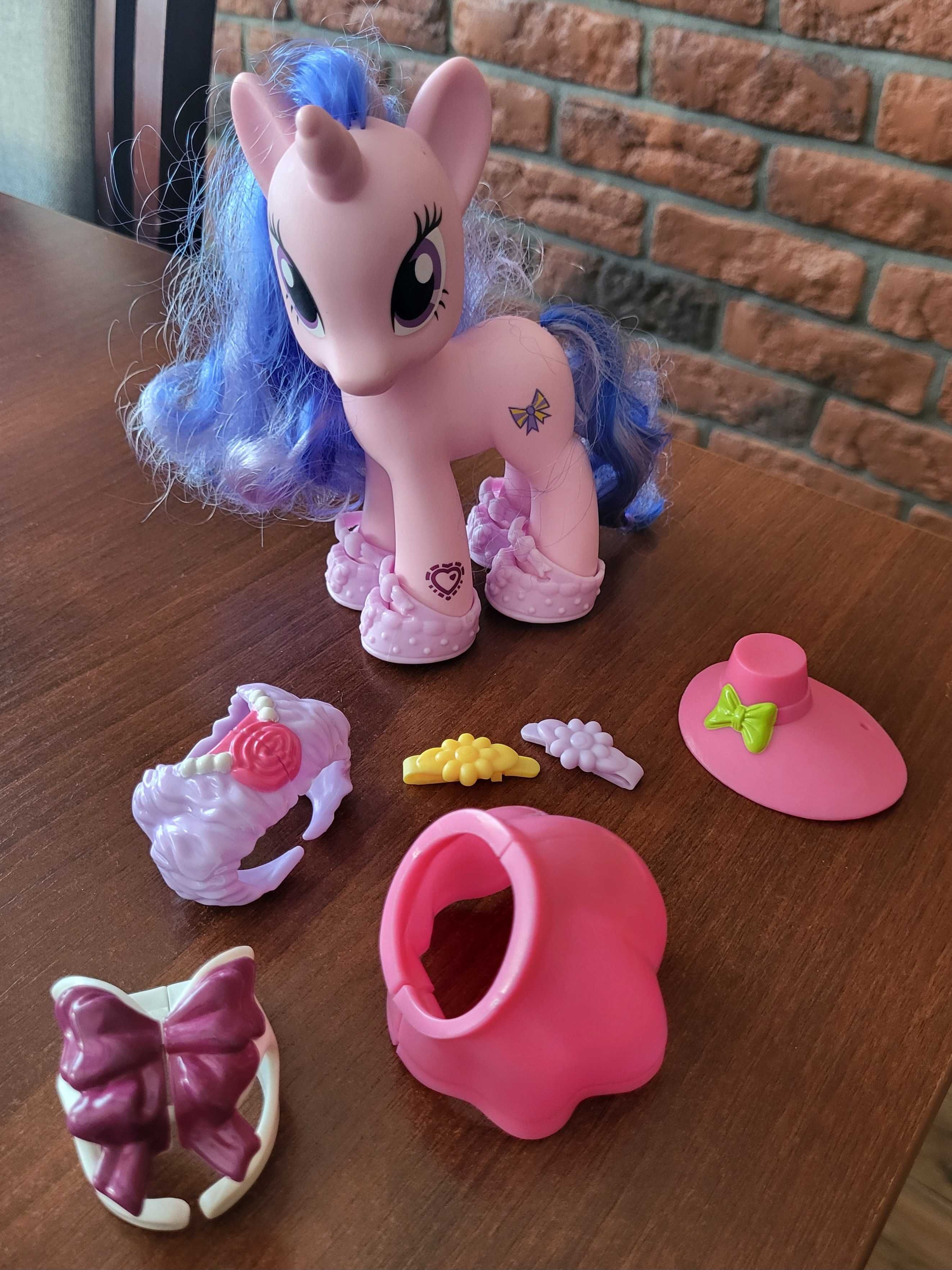 Kucyk Pony, z akcesoriami do ubioru.