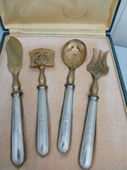 Antigo conjunto de talheres em prata