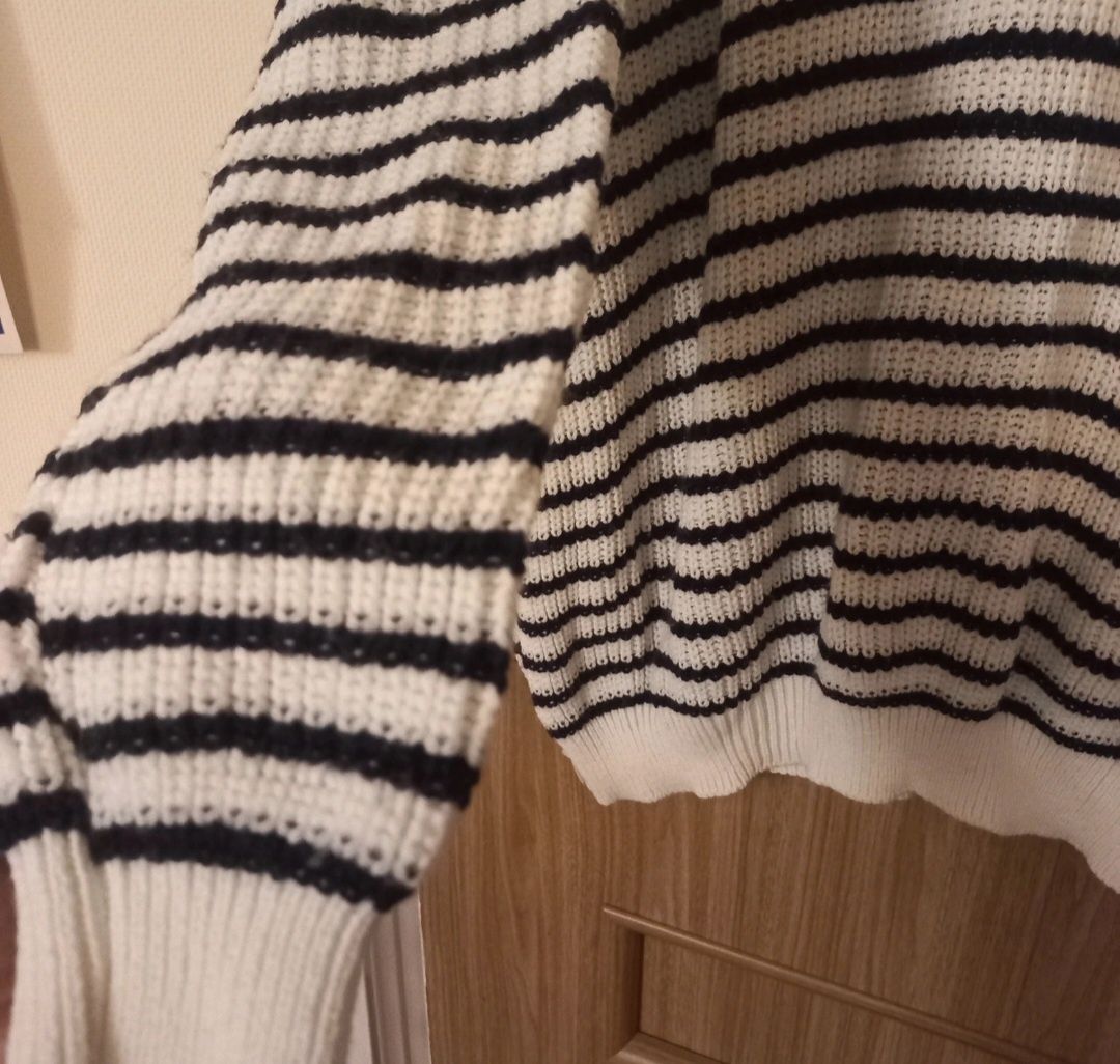 Swetr oversize  biało granatowy