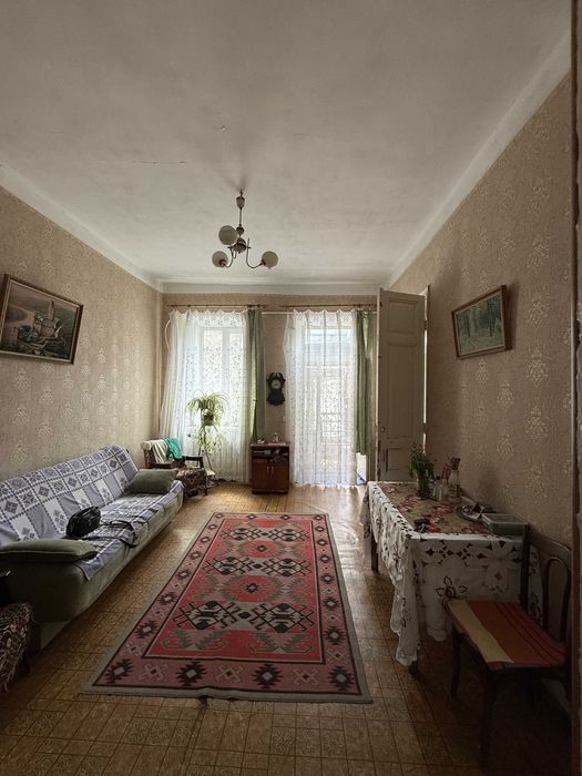 Уютная 2-комнатная с высоким потолком и балконом — центр рядом!