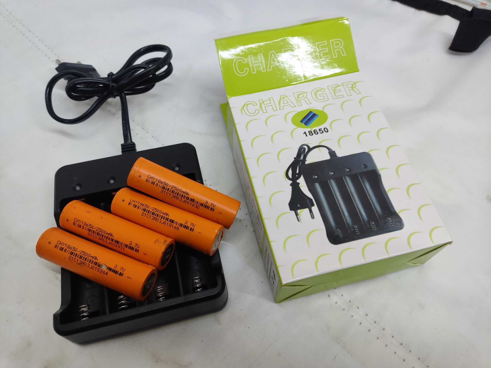 Ładowarka Ogniw 18650 AkumulatOR Li Ion 3,7v 4,2v + 4 X OGNIWO 2500mAh