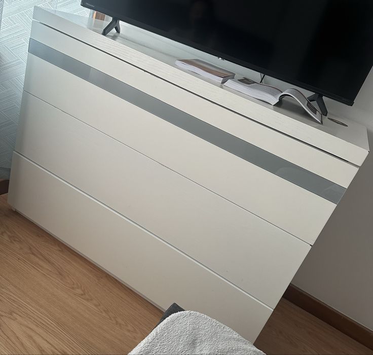 Comoda e duas mesas cabeceira